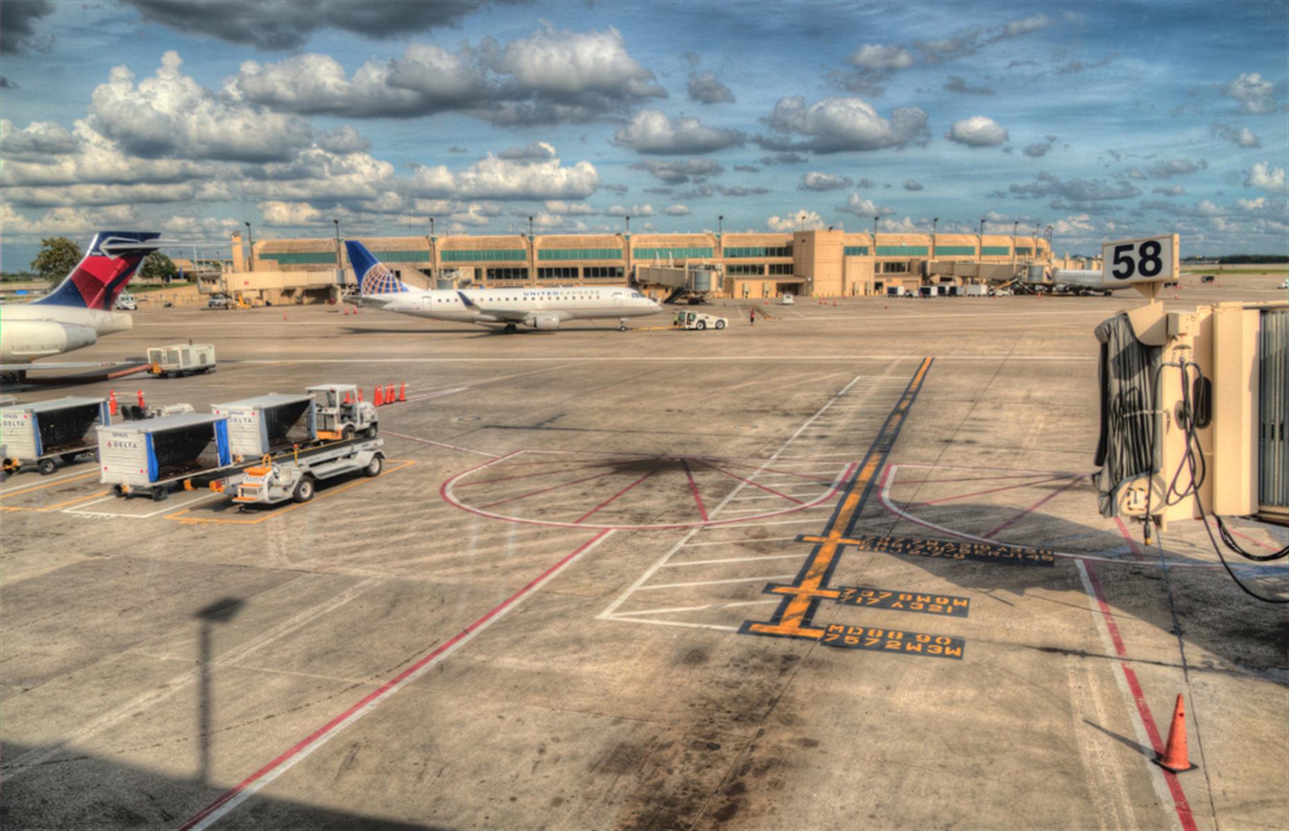 Joint 13th: Kansas City International Airport, Missouri, USA