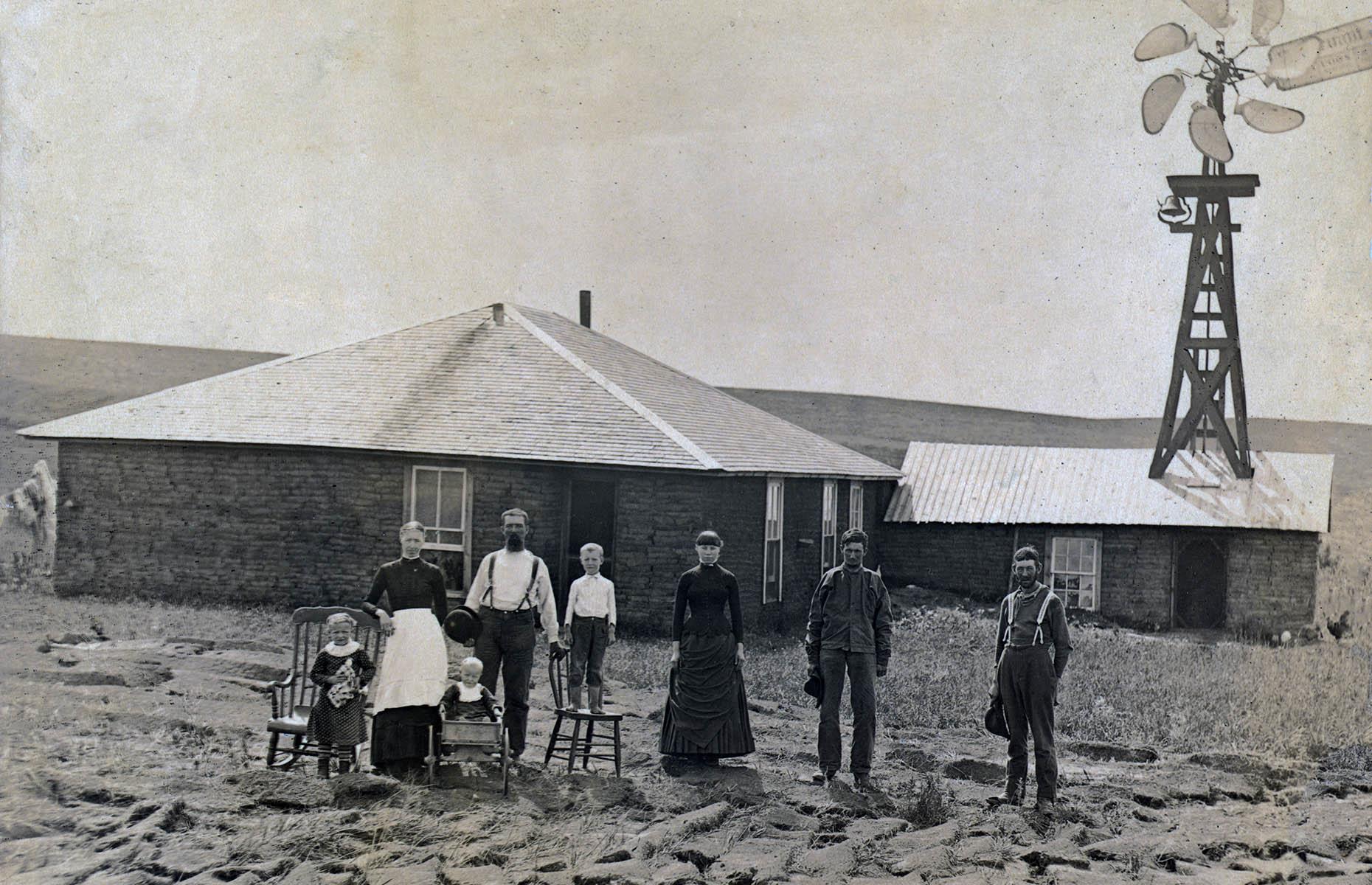Una familia de granjeros con su molino de viento, Nebraska, 1885