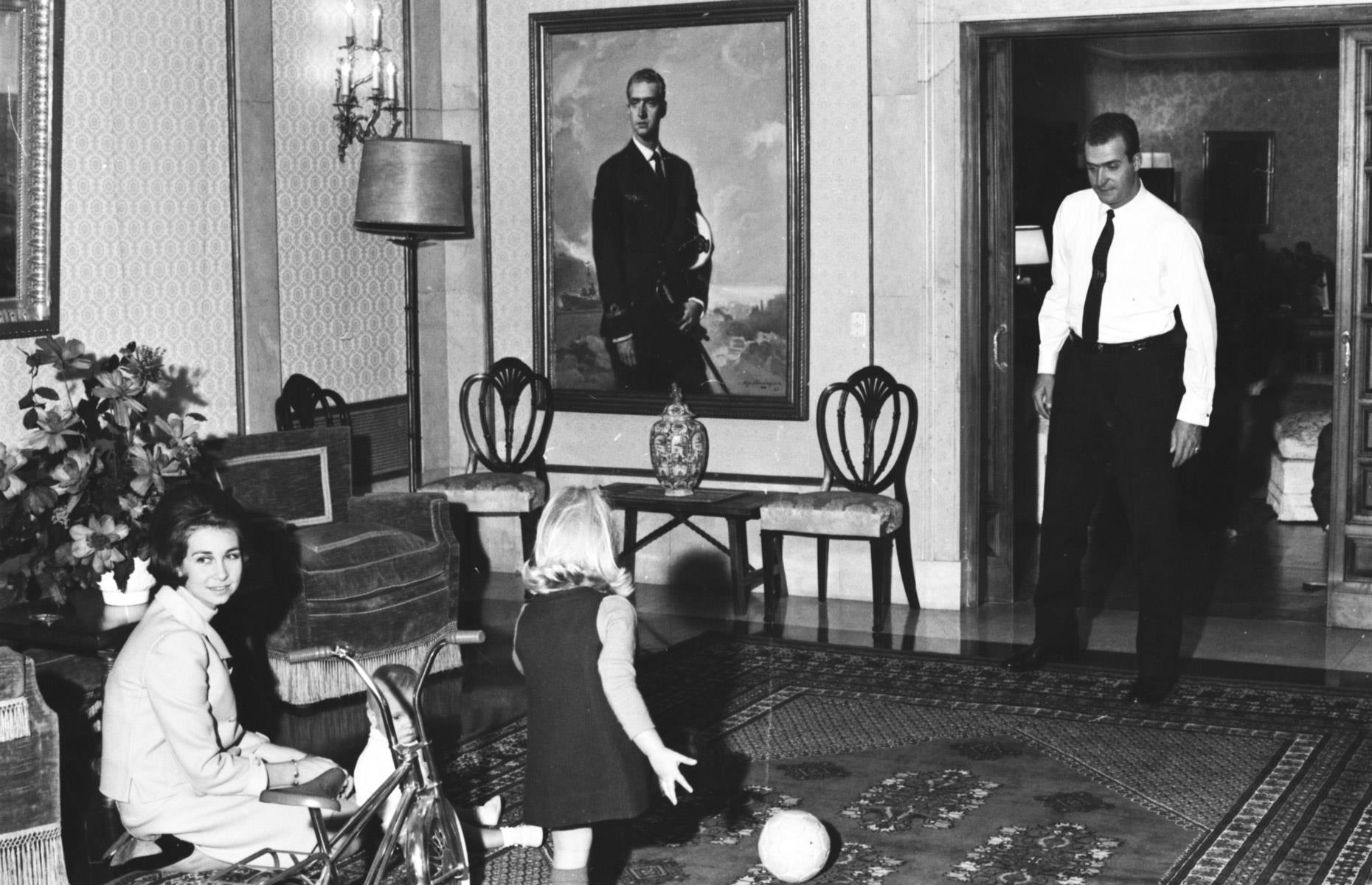 1969: Juan Carlos de Borbón y Sofía de Grecia en el Palacio de la Zarzuela, Madrid, España.