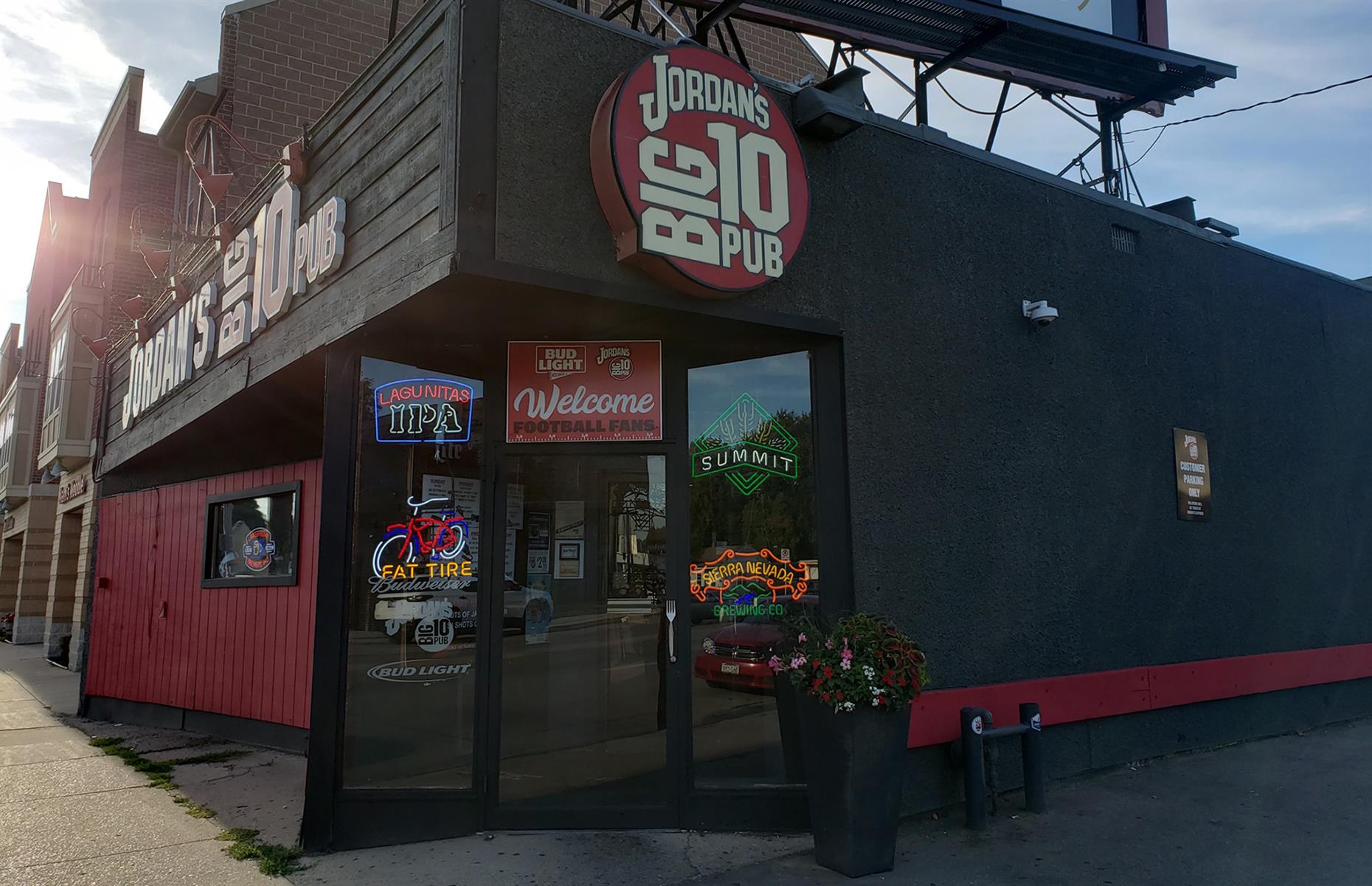 Wisconsin: Jordan’s Big 10 Pub, Madison
