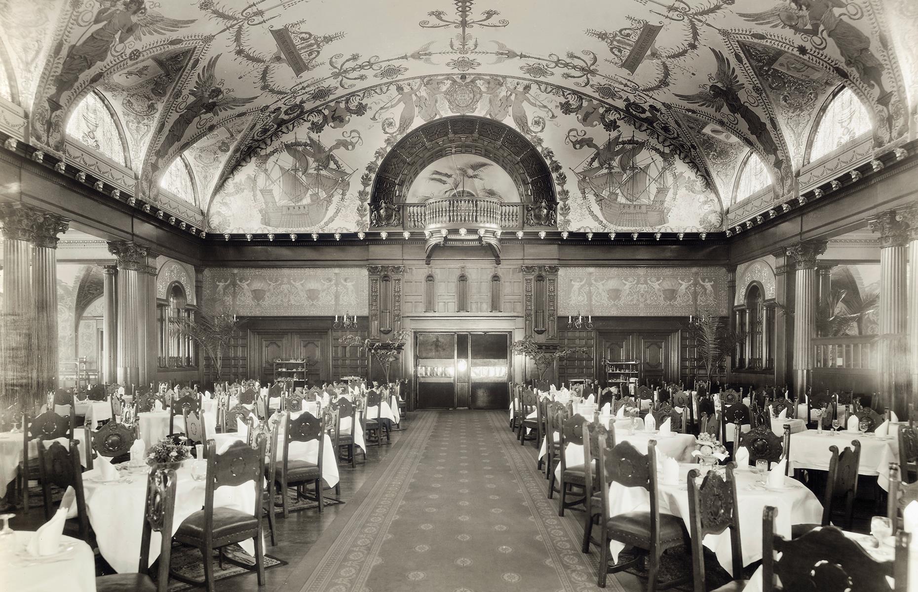 1900s: The sumptuous dining room at Hotel Ponce de Leon
