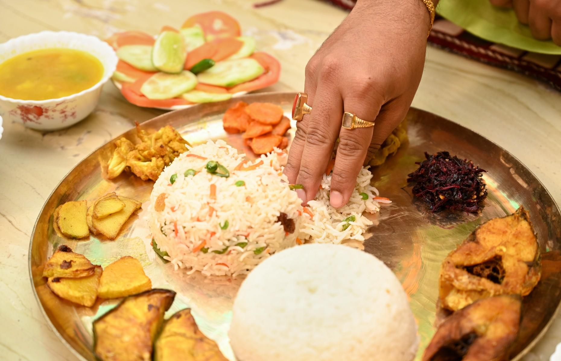 In Indien wird nur die rechte Hand zum Essen benutzt