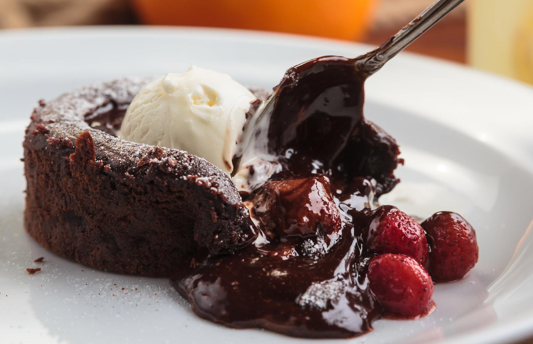 1990s: molten chocolate cake