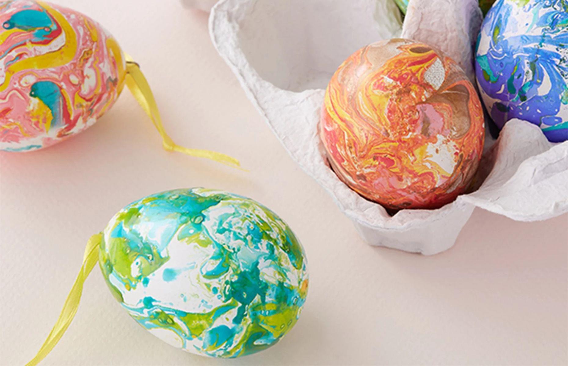Paint colourful marbled eggs