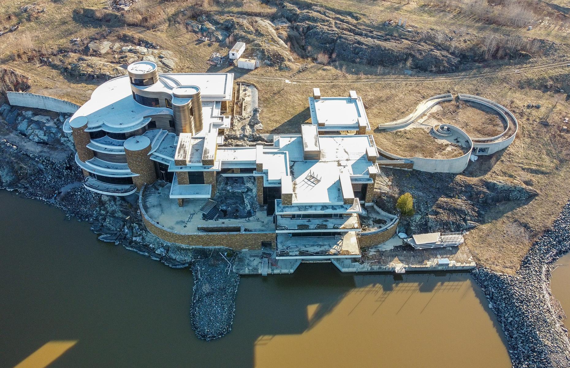 Peter Grant Mansion: 65,000 sqft (6k sqm), Canada 