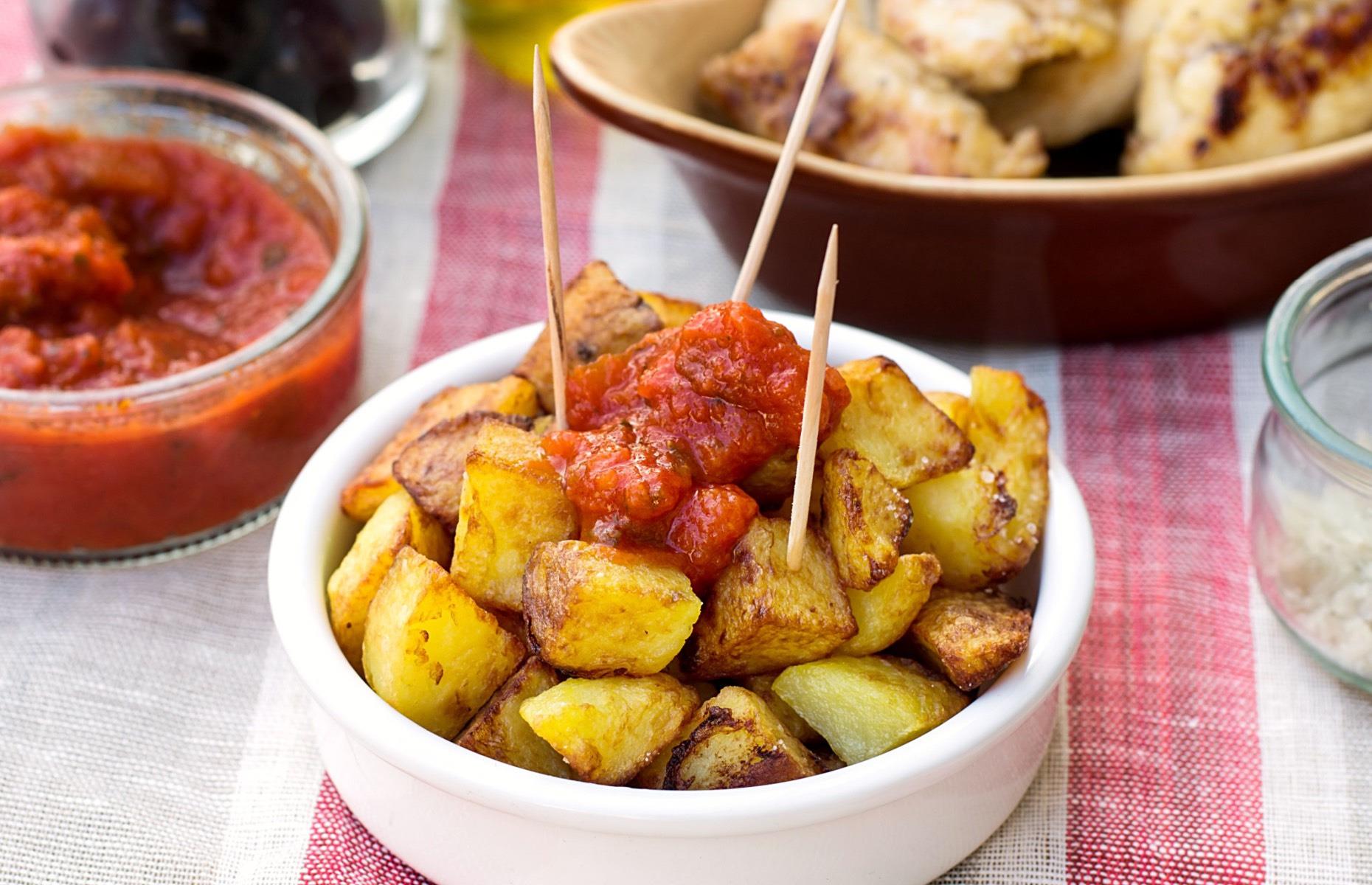 Пряный картофель по испански. Картофель по испански. Испанская картошка. Пататас бравас. Картофель по испански.