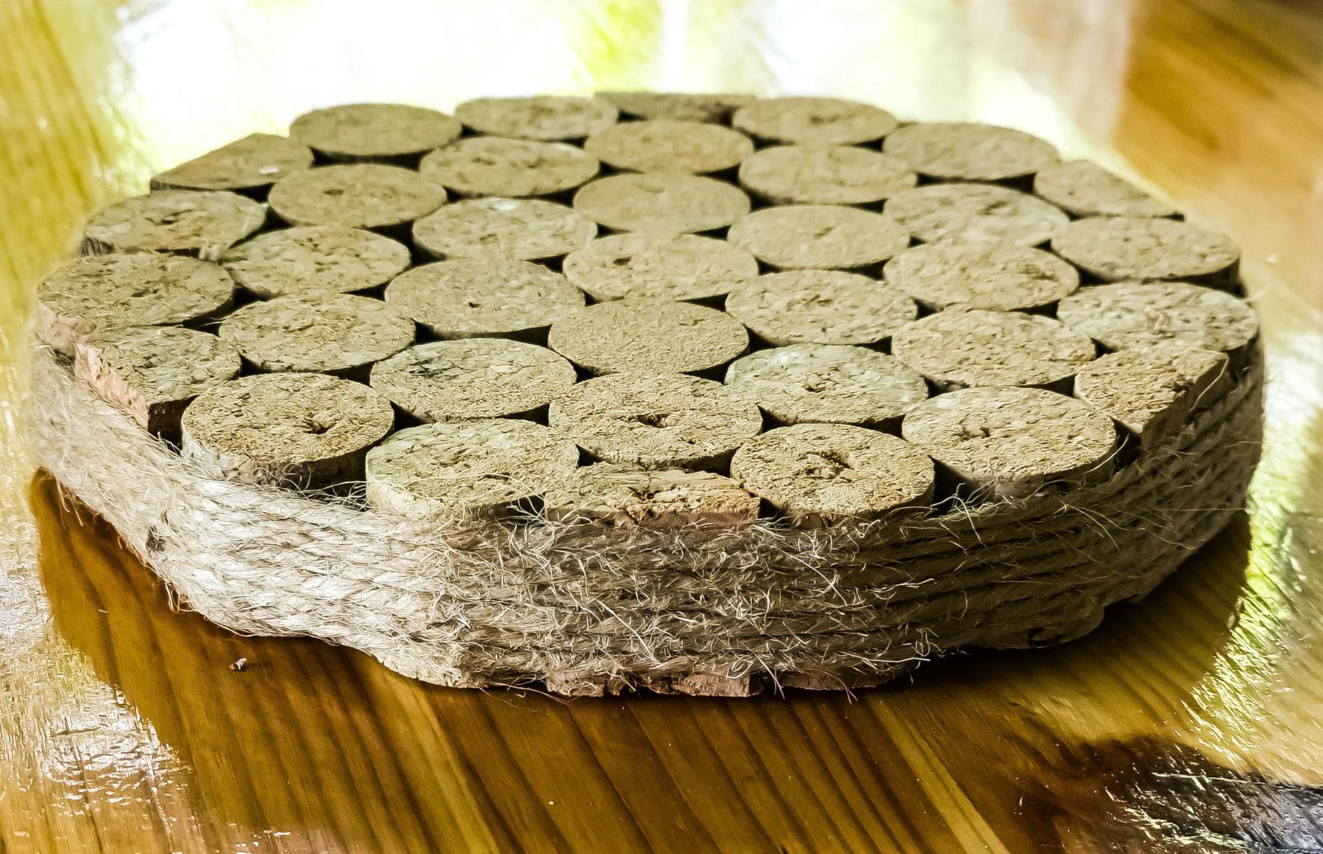 Cork pot stand