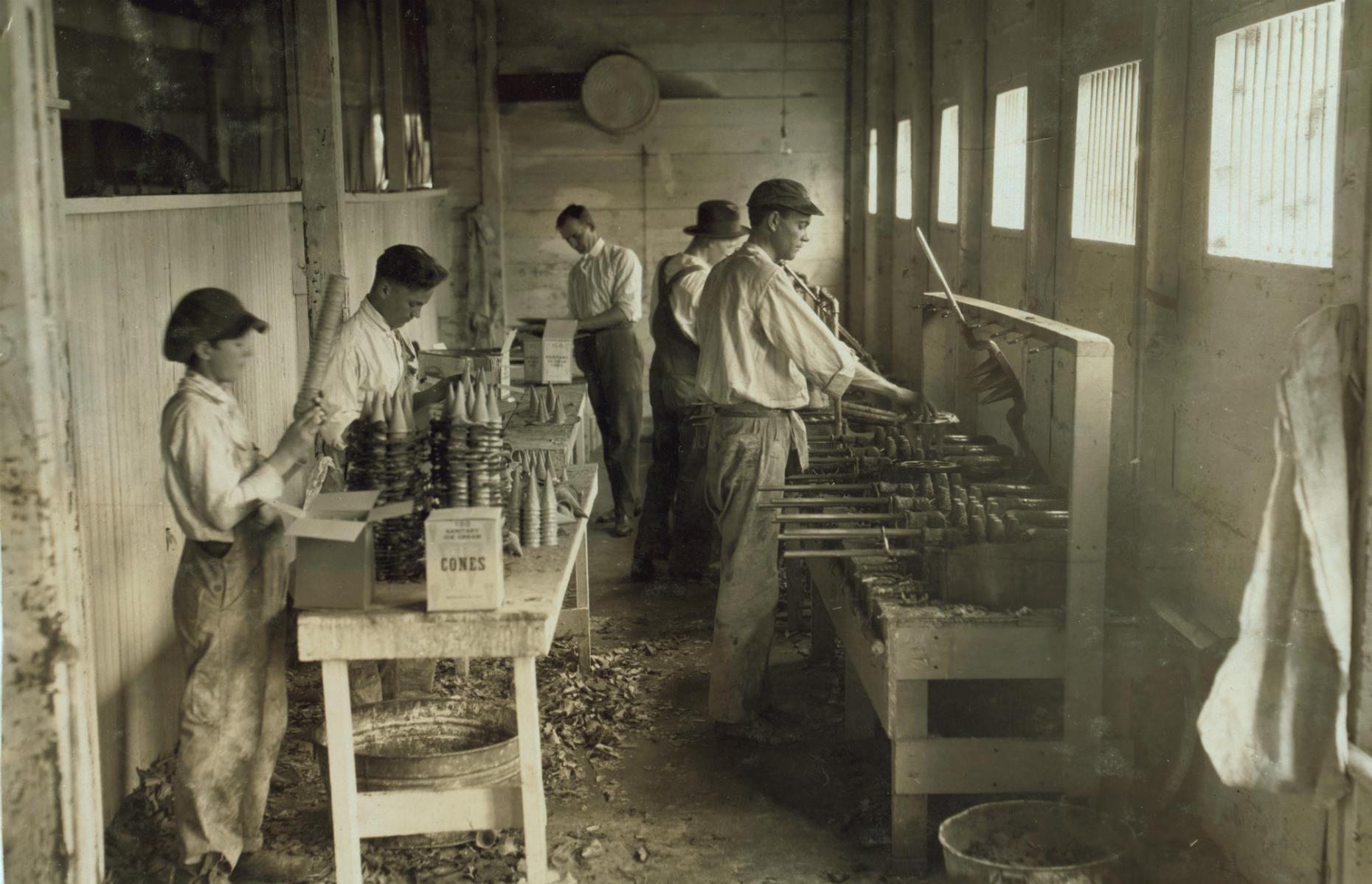 Рабочие 18 века. Консервная фабрика США 19 век. Консервный завод 19 век США. Фабрика в начале 20 века в США. Фабричные рабочие 19 век.