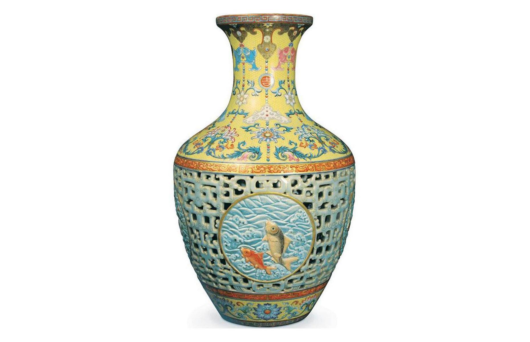 The exquisite Ming vases used as umbrella stands