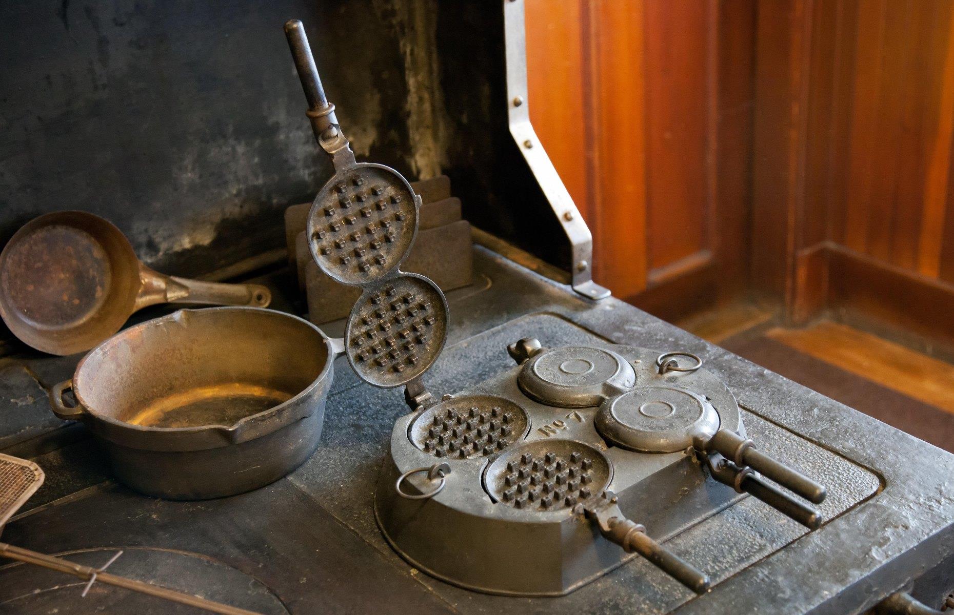 Manual vintage meat grinder and ripe tomatoes on the table. Making homemade  tomato sauce. Use of outdated kitchen utensils Stock Photo - Alamy