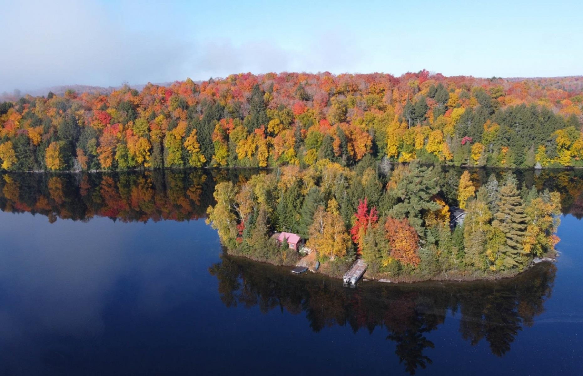The Islands of Lac Lesage, Quebec, Canada: £286,600 ($365k)