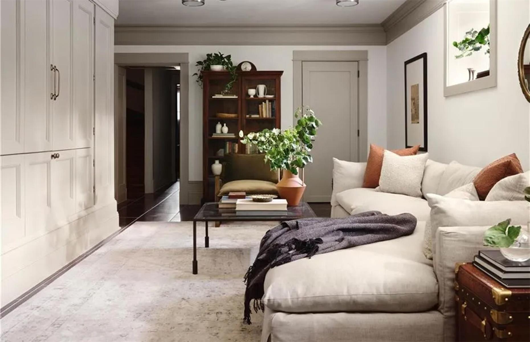 A bonus living room 