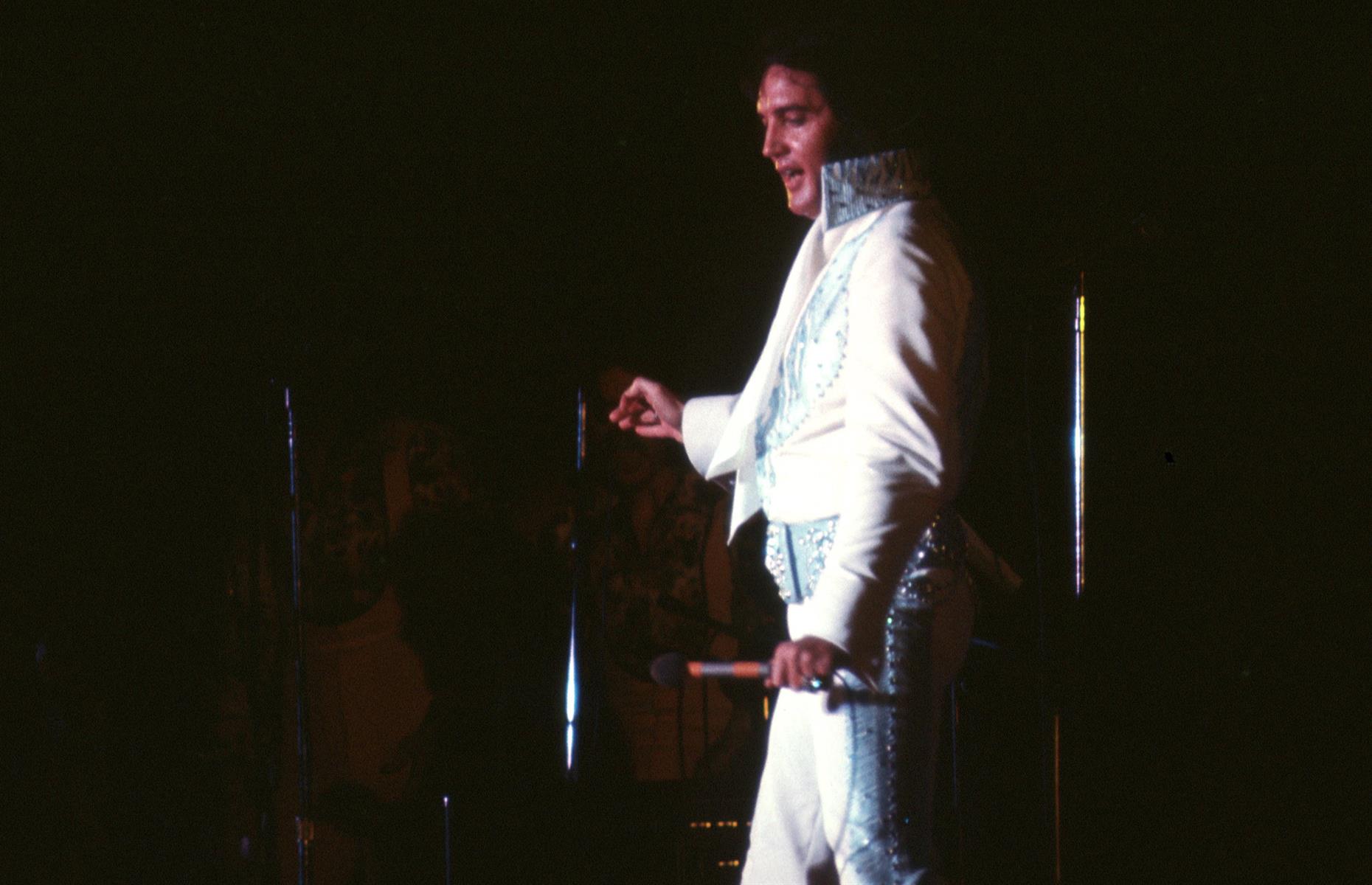 1975: Elvis continues his residency in Las Vegas 