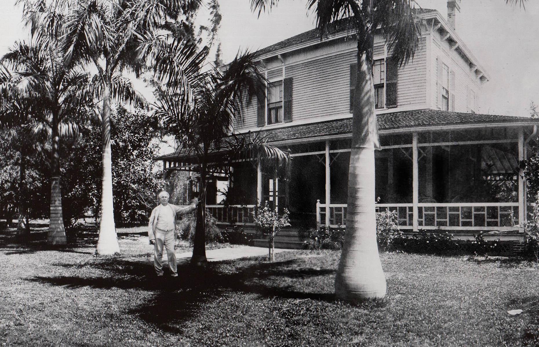 1912: Thomas Edison in front of his home