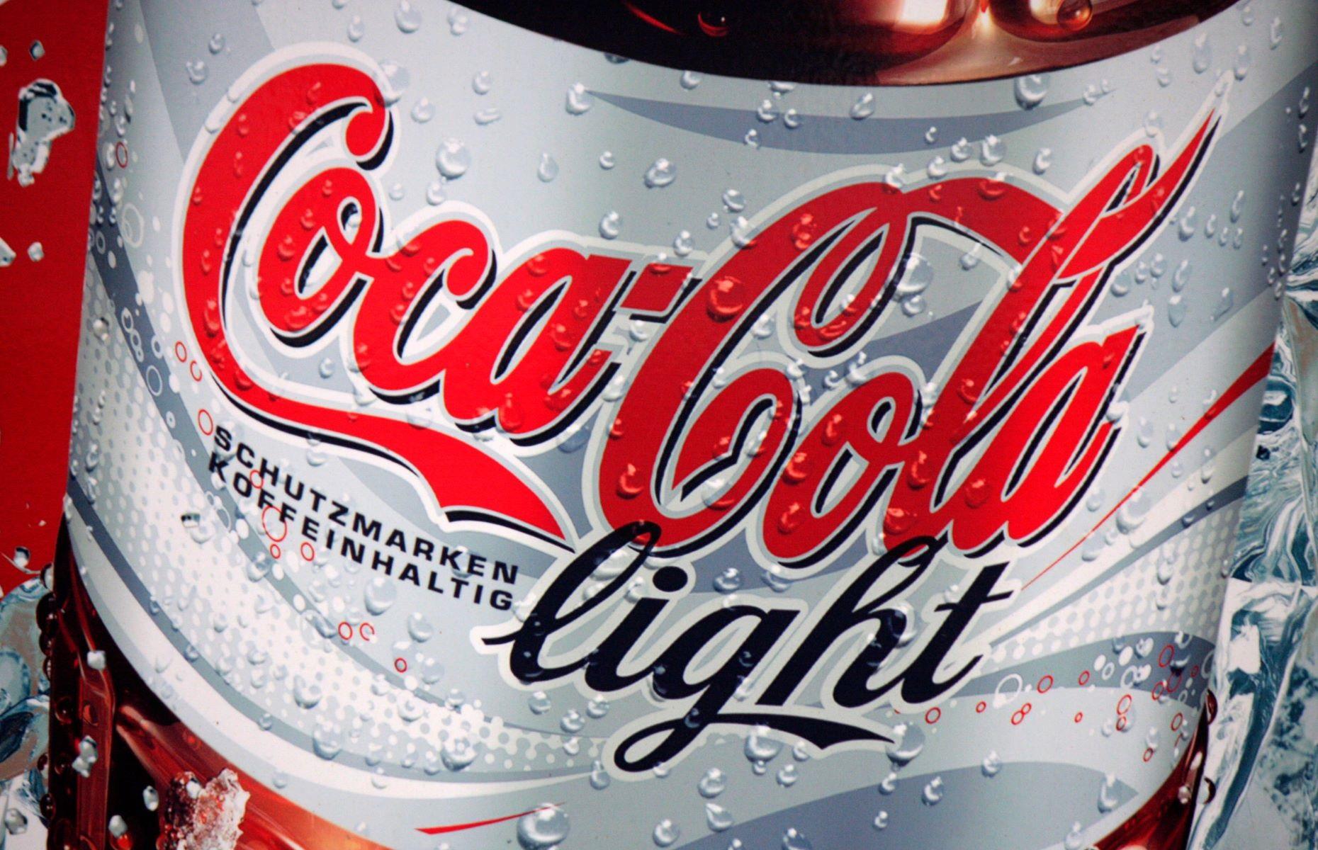 Nur Cola-Light-Dosen schwimmen im Wasser