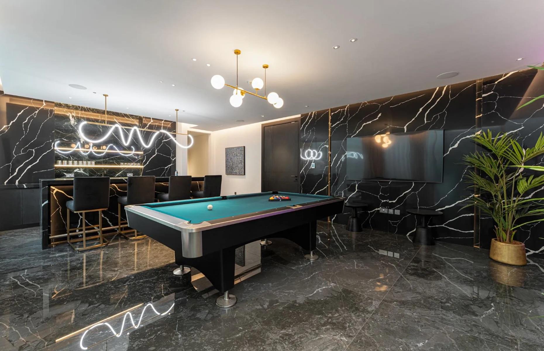 Plush Palm Jumeirah pad, Dubai, UAE
