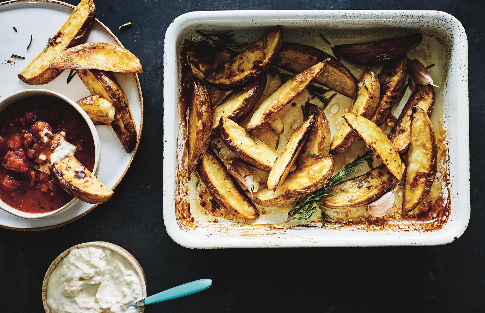 Potato wedges with spicy tomato sauce