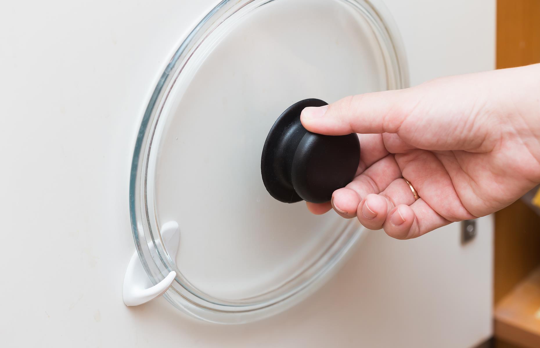 Create a slot for pan lids