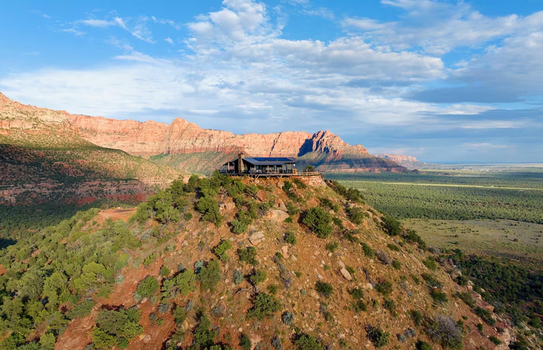 Mountaintop lodge, Utah, USA