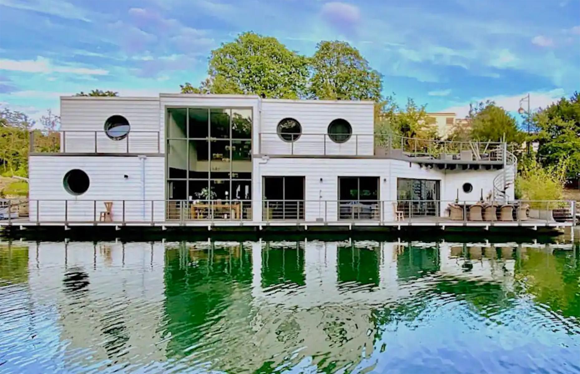 Architect-designed boathouse, Hauts-de-Seine, France