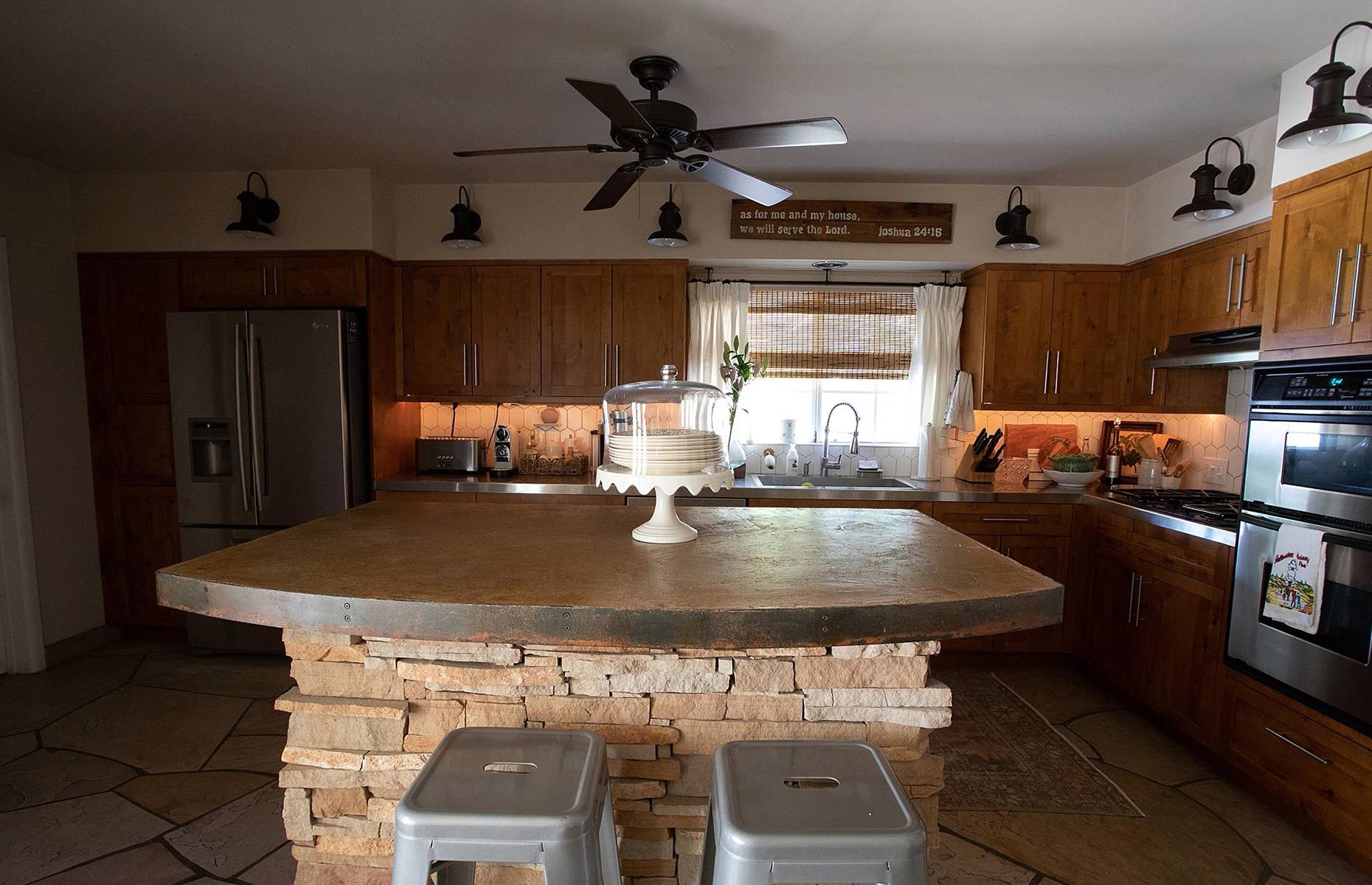 Before: a dark, gloomy kitchen
