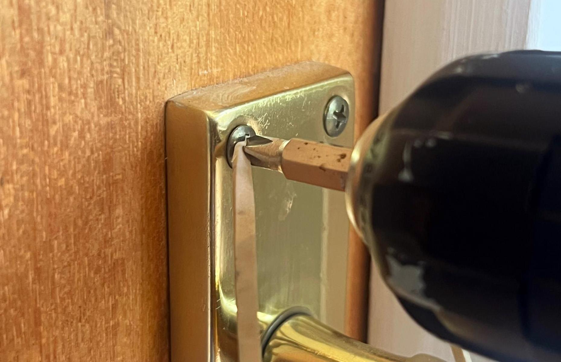 Use a rubber band for broken screws