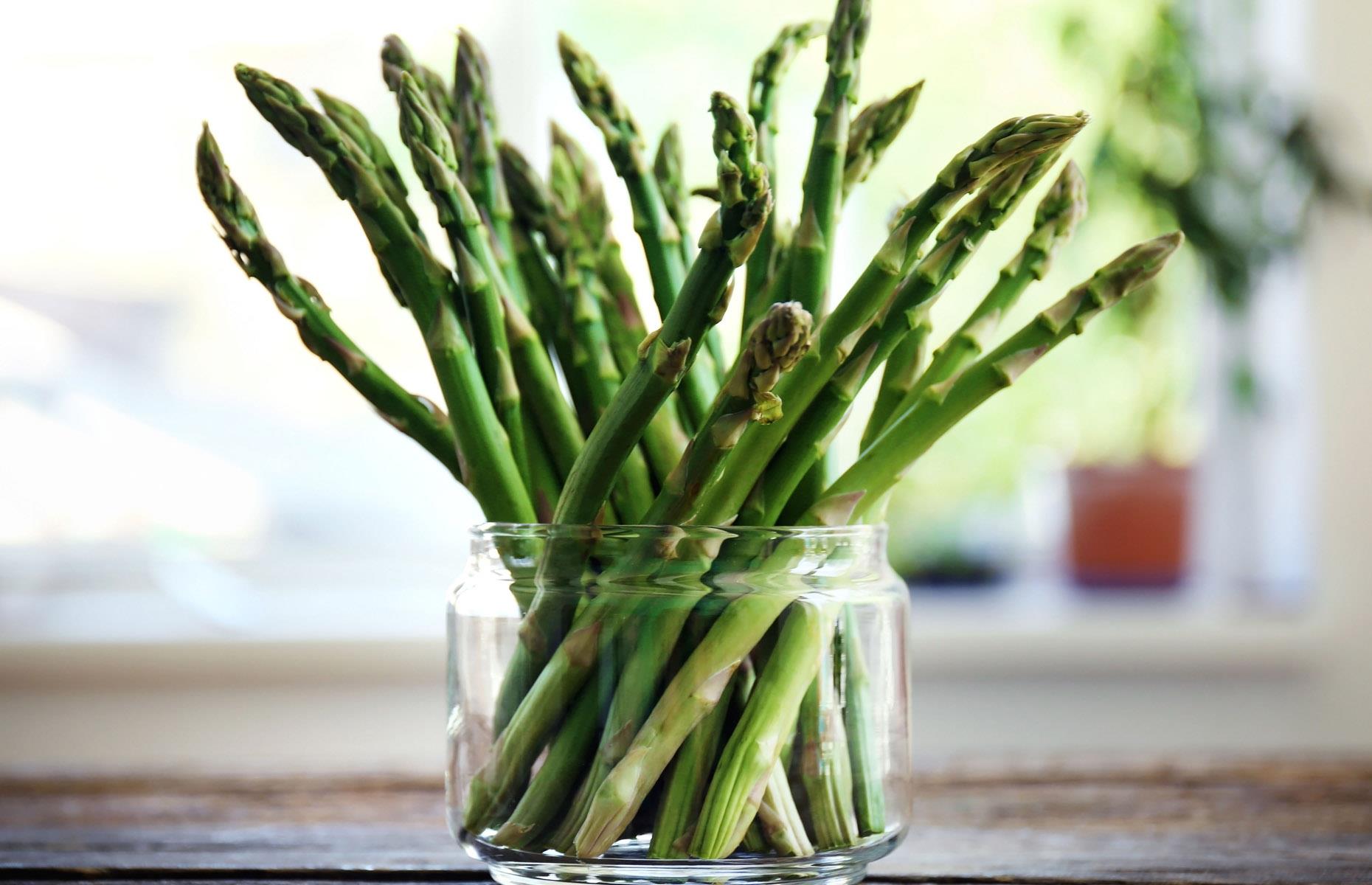 Store asparagus like a bouquet