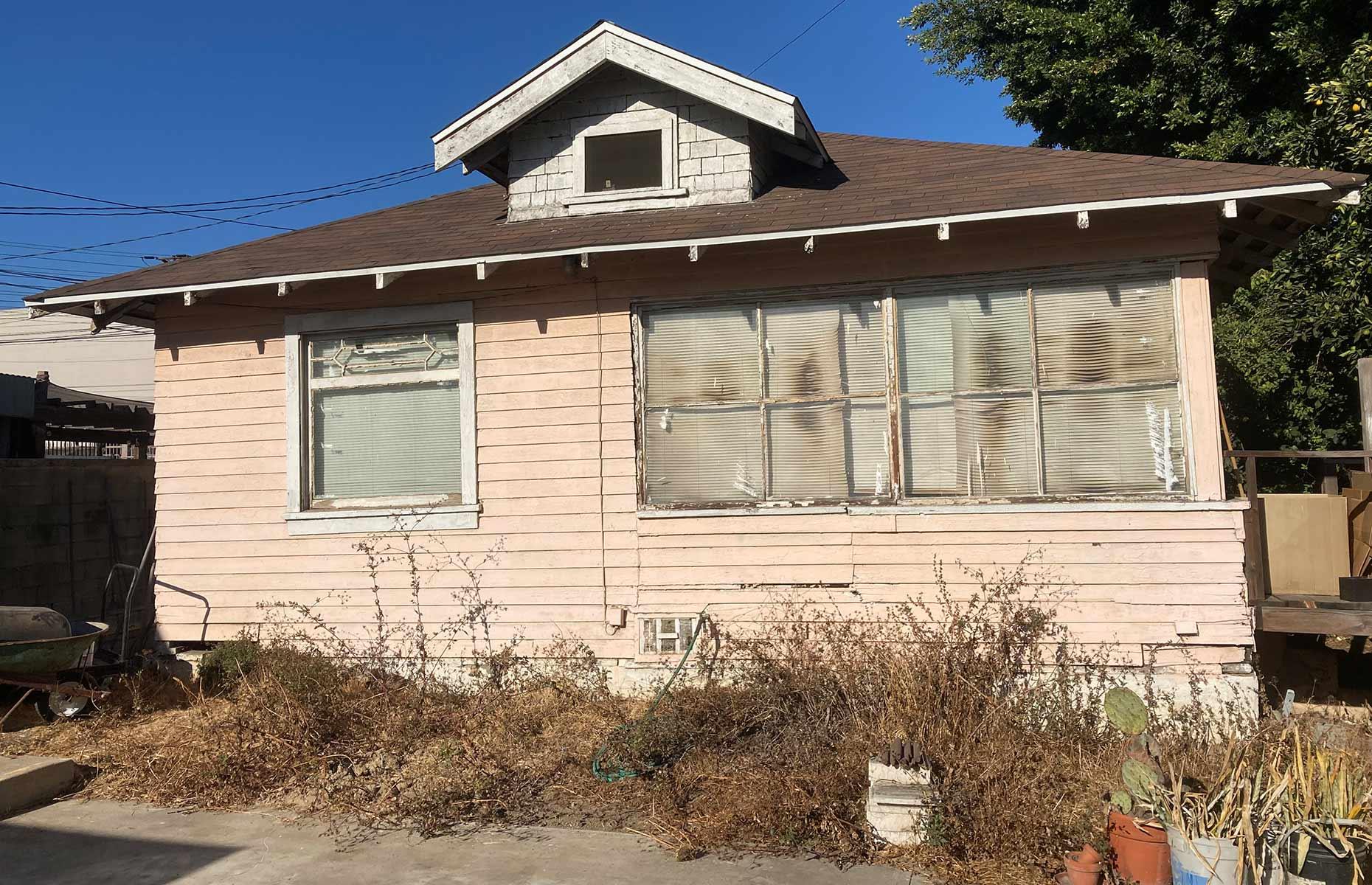ANTES: Casa suburbana, Los Ángeles, California