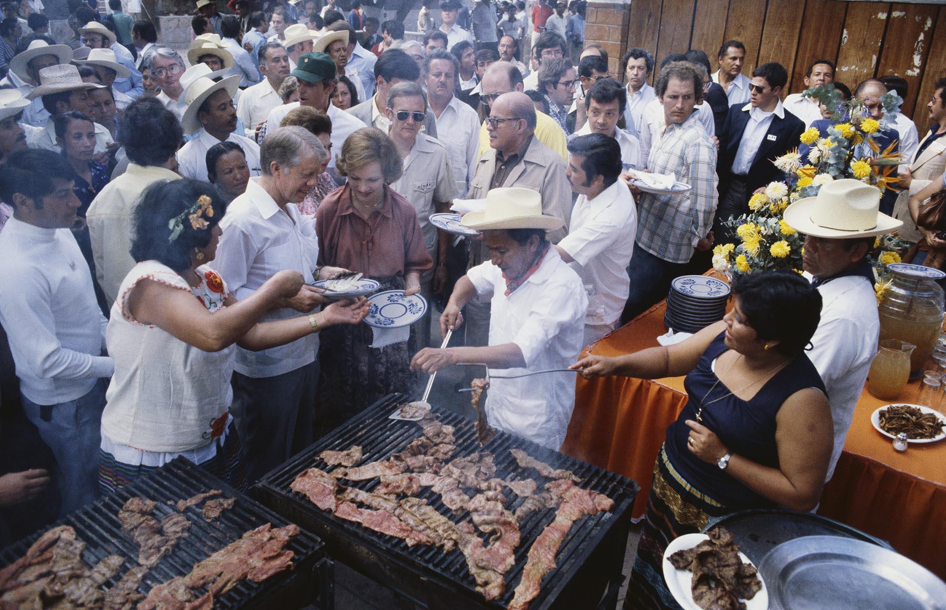 1970: President Jimmy Carter and Rosalynn eat ribs