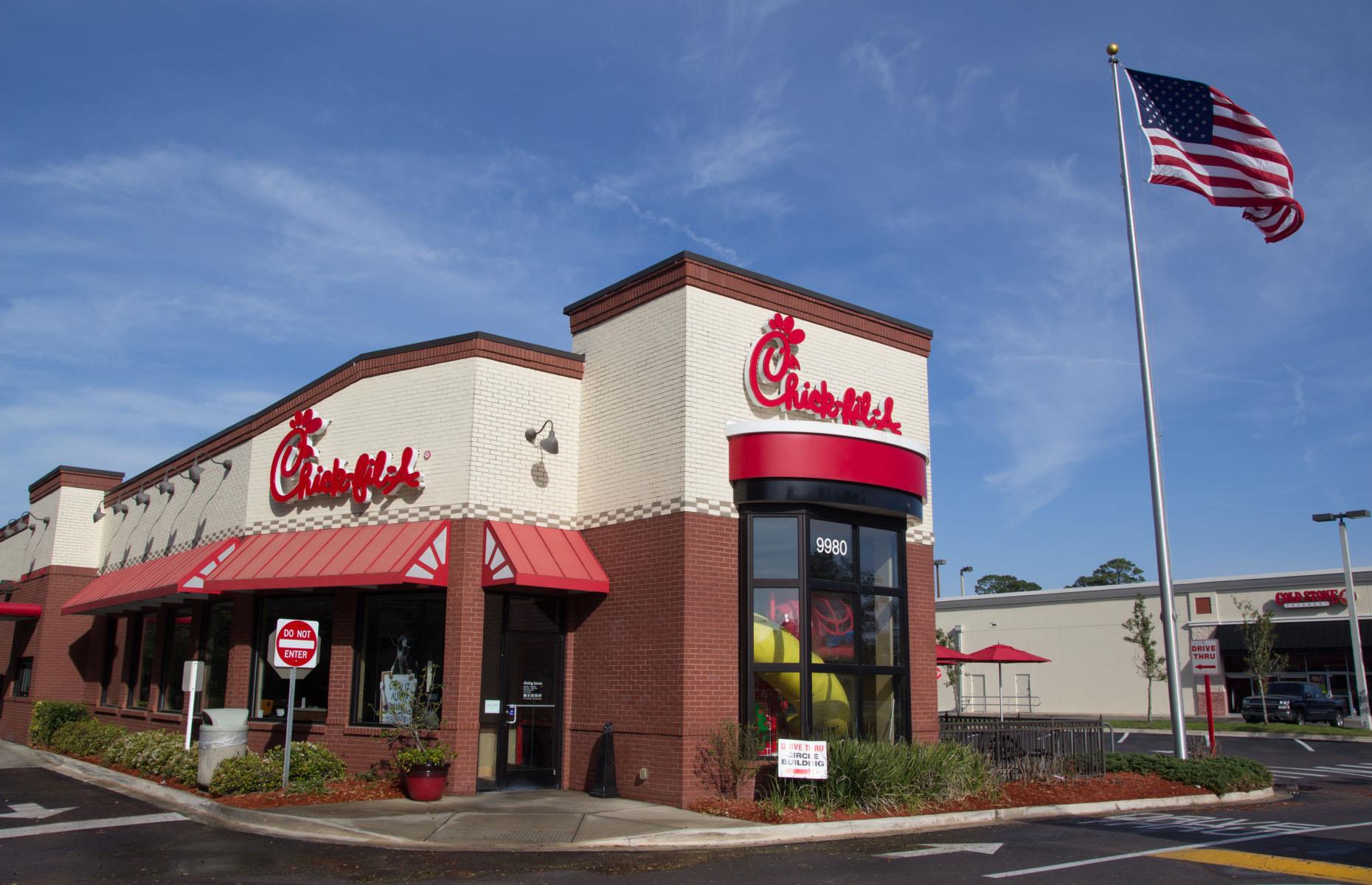 Chick-fil-A gives its first 100 customers free meals