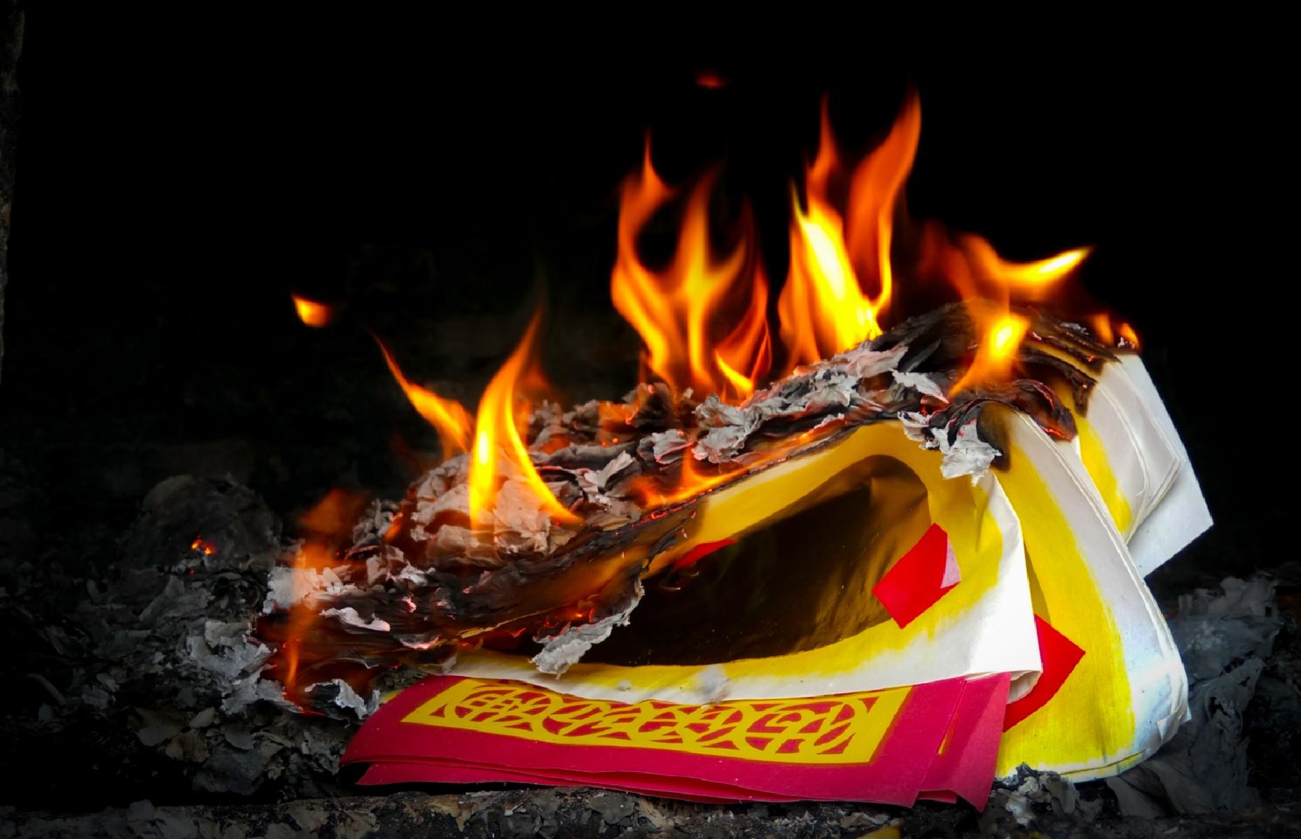 Alles im Kamin verbrennen