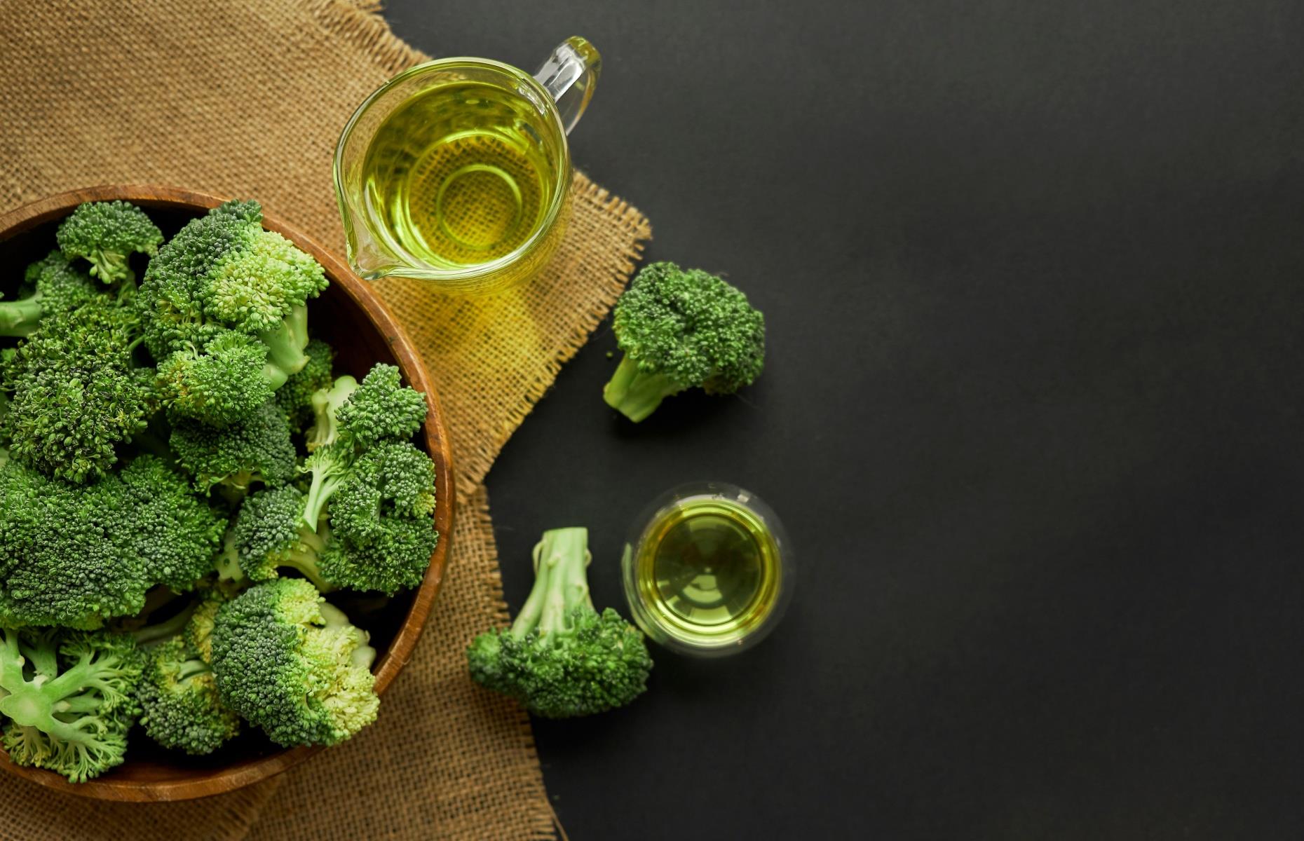 Flaxseed oil and broccoli 