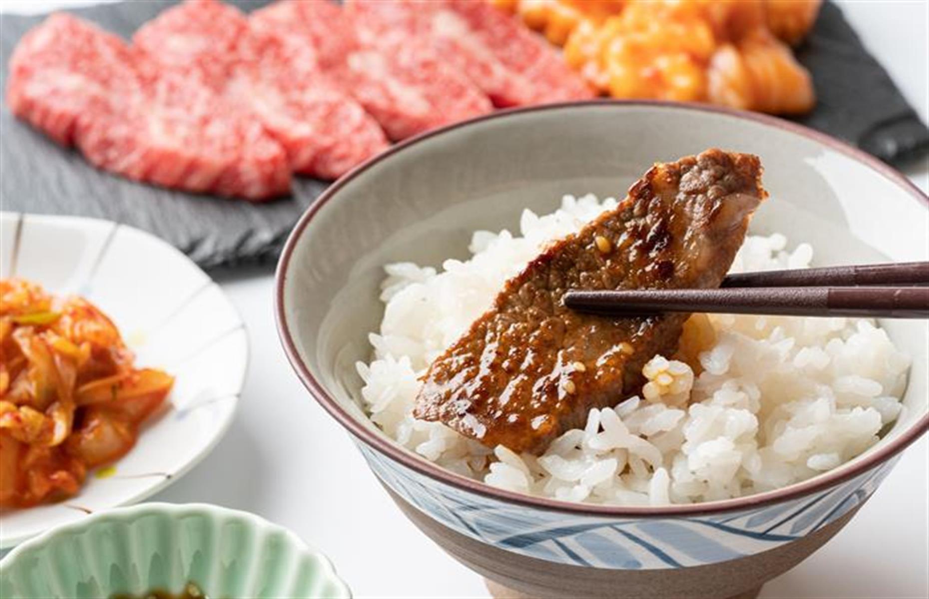 18. Use chopsticks, China