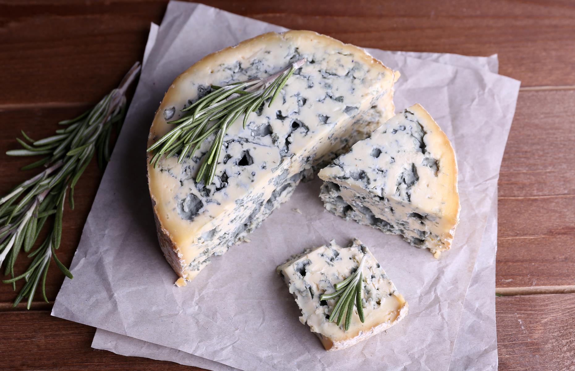 Storing blue cheeses