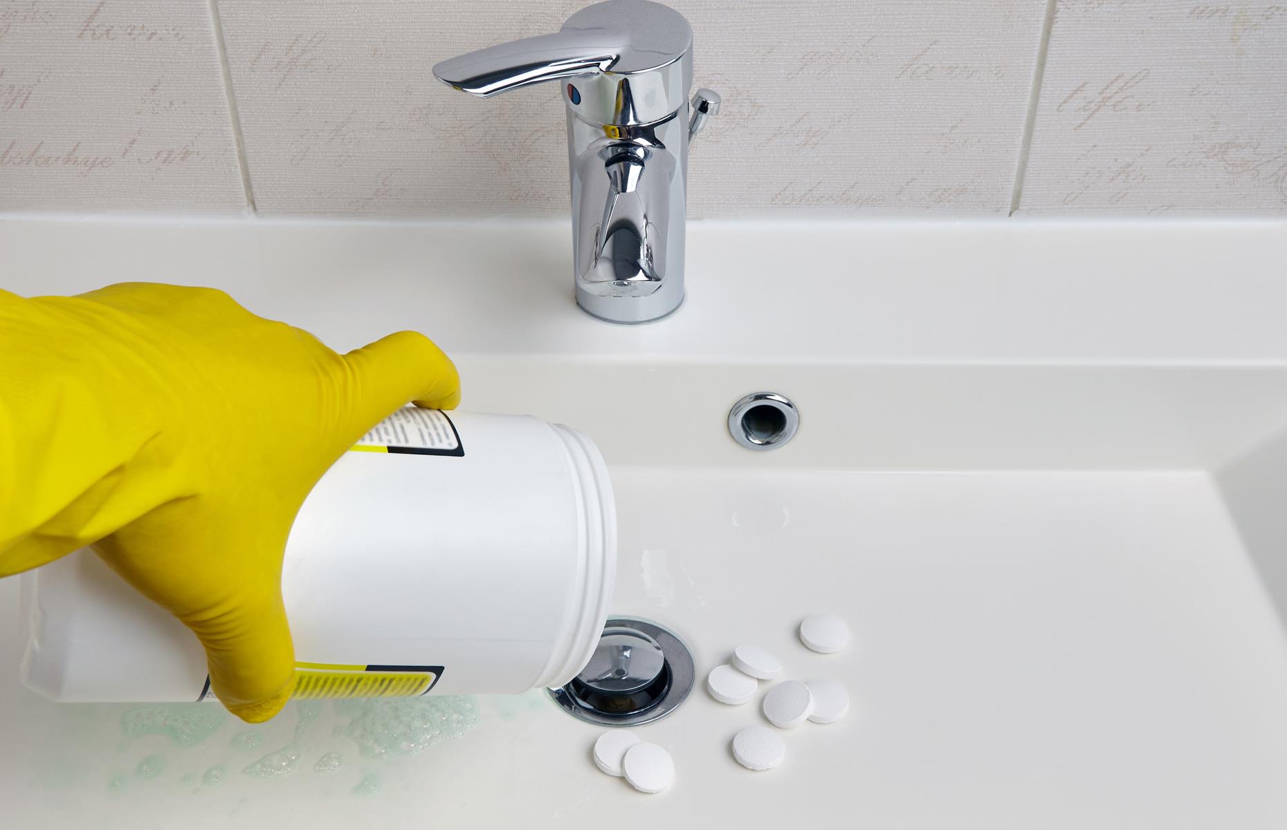 Usa pastillas para dentaduras postizas para limpiar tus baños 