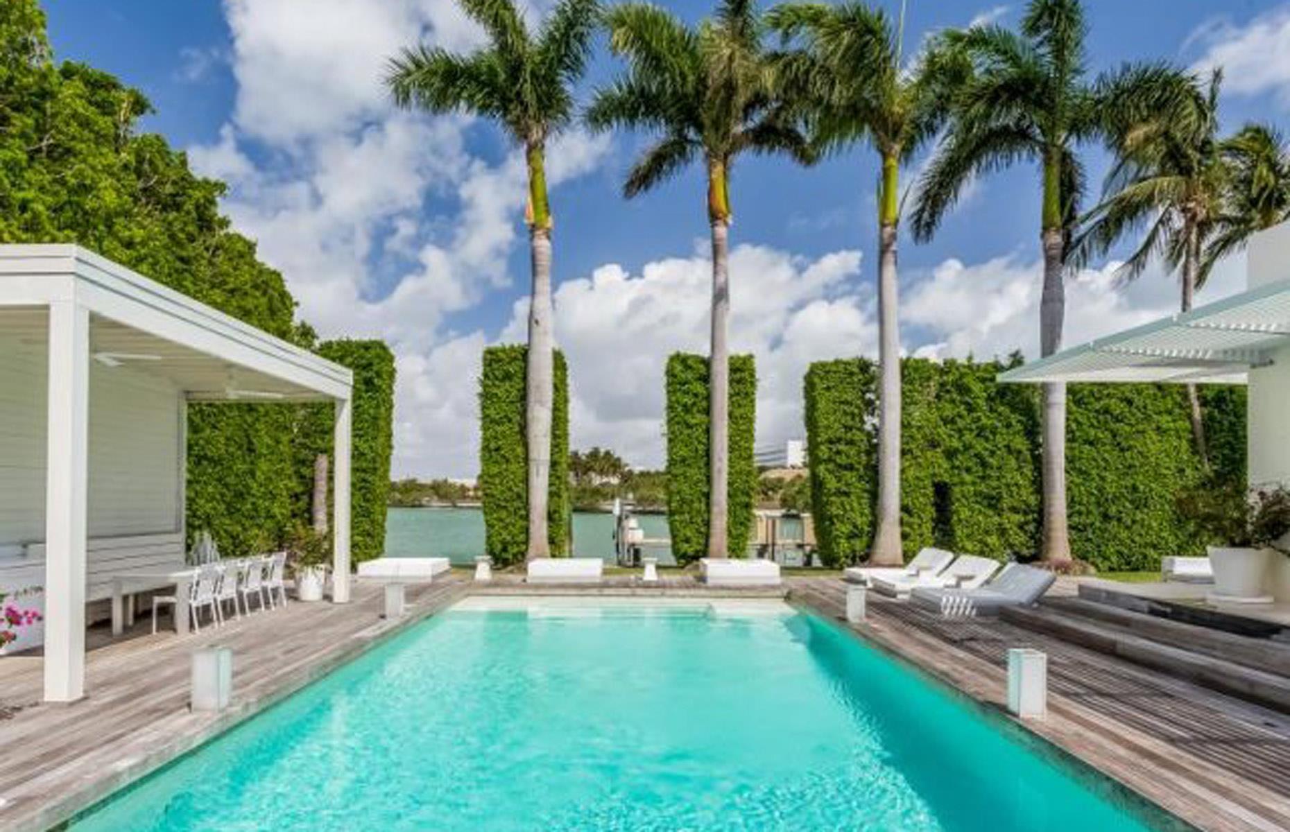 Shakira's Miami mansion: stylish outdoor space