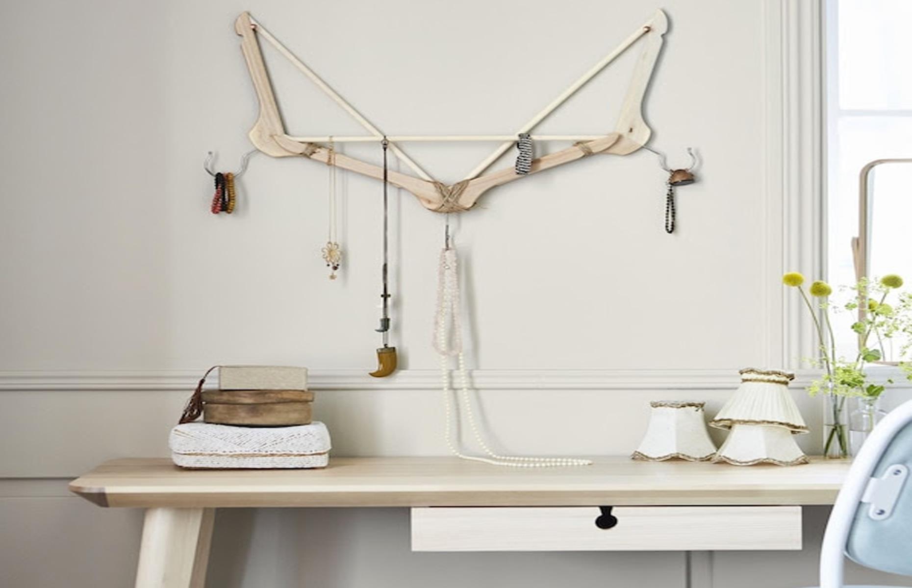 Mount a BUMERANG jewellery hanger