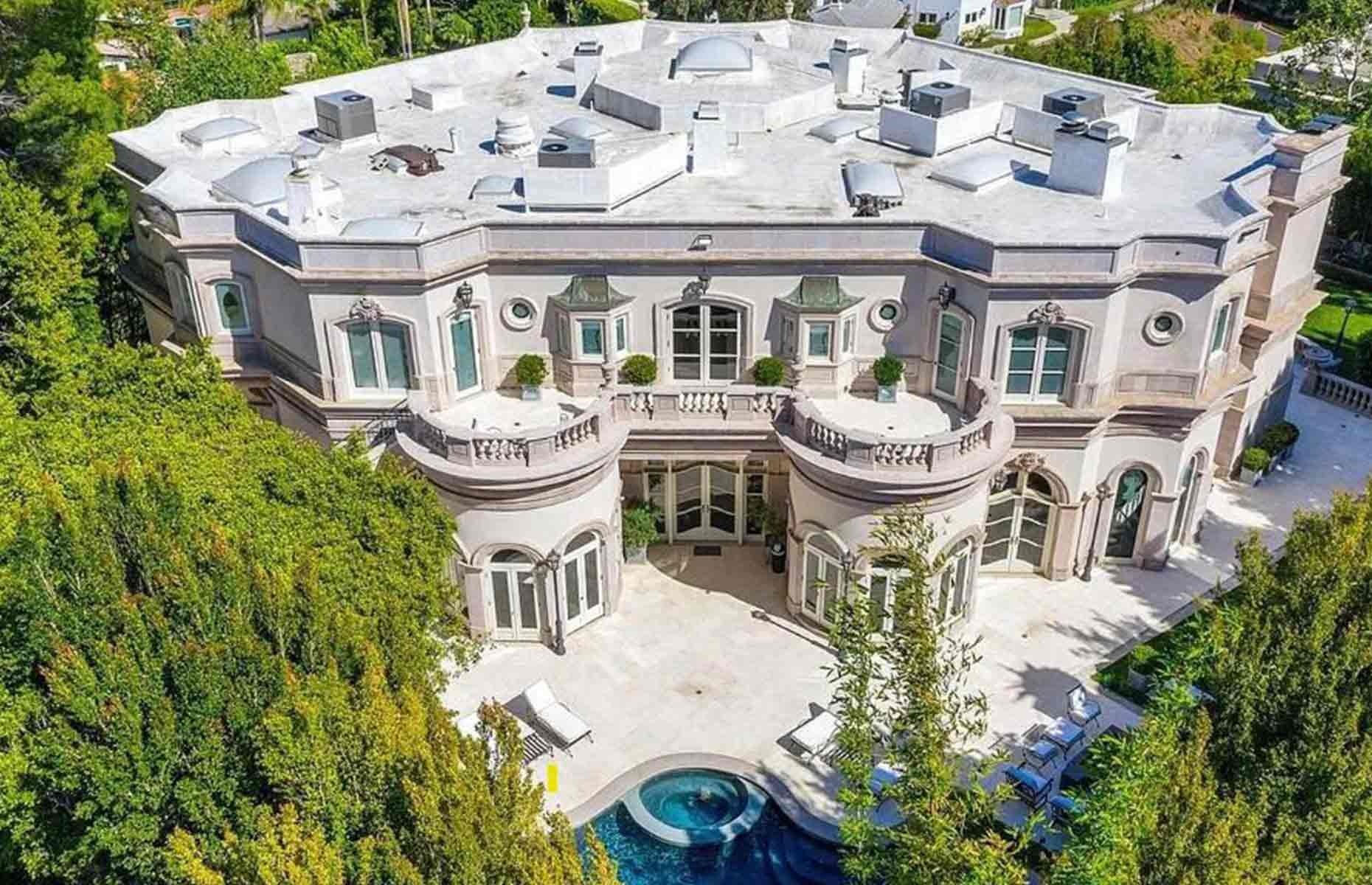 You Can Now Stay at Mariah Carey's Favorite L.A. Vacation Rental — With a  Private Pool, 10 Bedrooms, and a Sauna