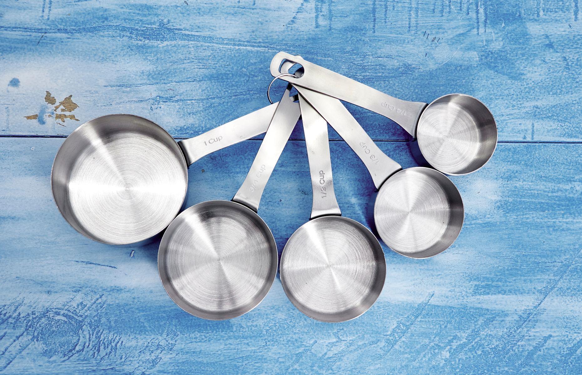 Line measuring cups for sticky ingredients