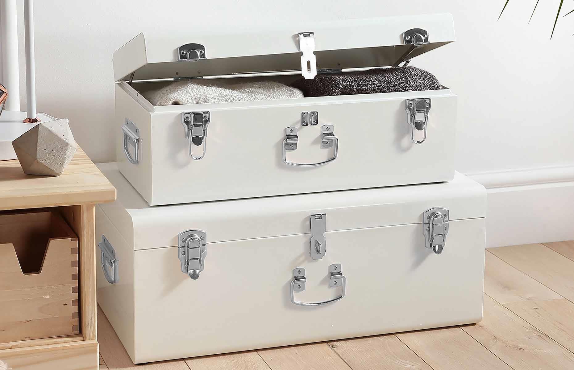 Tidy clothes in trunks
