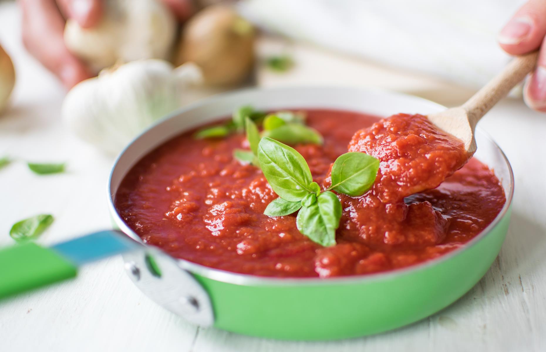 Томатная подлива. Томатно базиликовый соус. Sauce tomate соус томатный. Соус Помодоро. Томатный соус с базиликом.