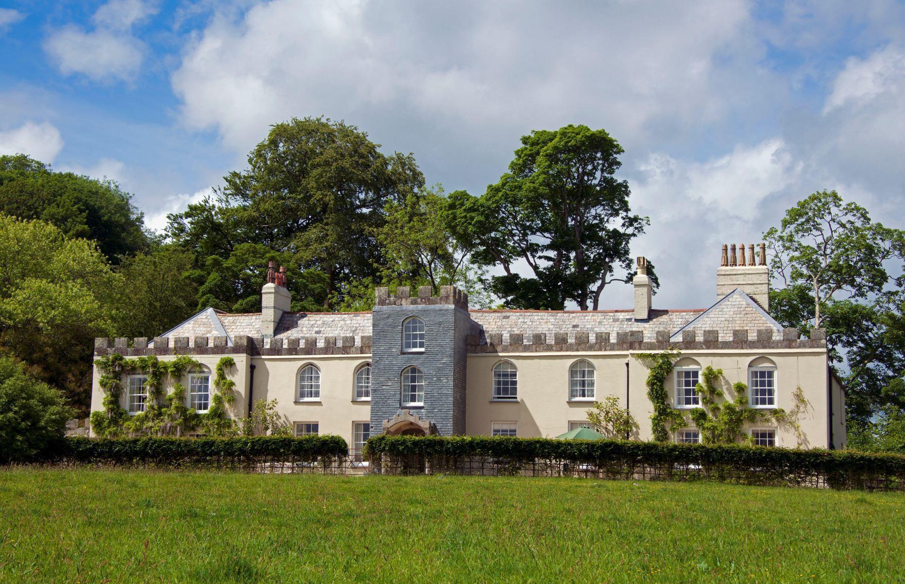 Live like a king at these royal residences