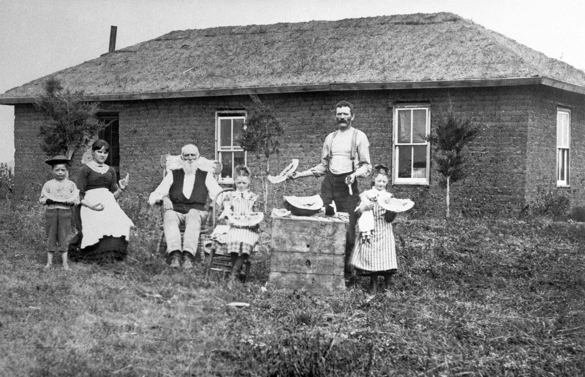 Familia compartiendo una sandía, Nebraska, 1886