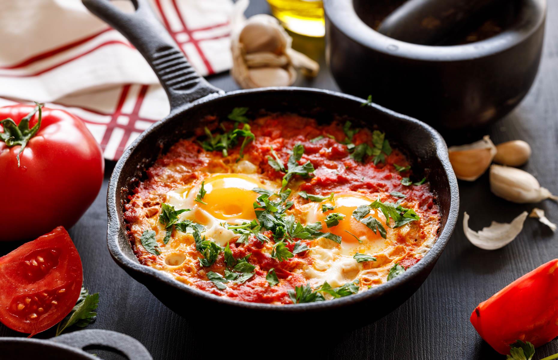 25. You shouldn't cook tomatoes in a cast-iron pan