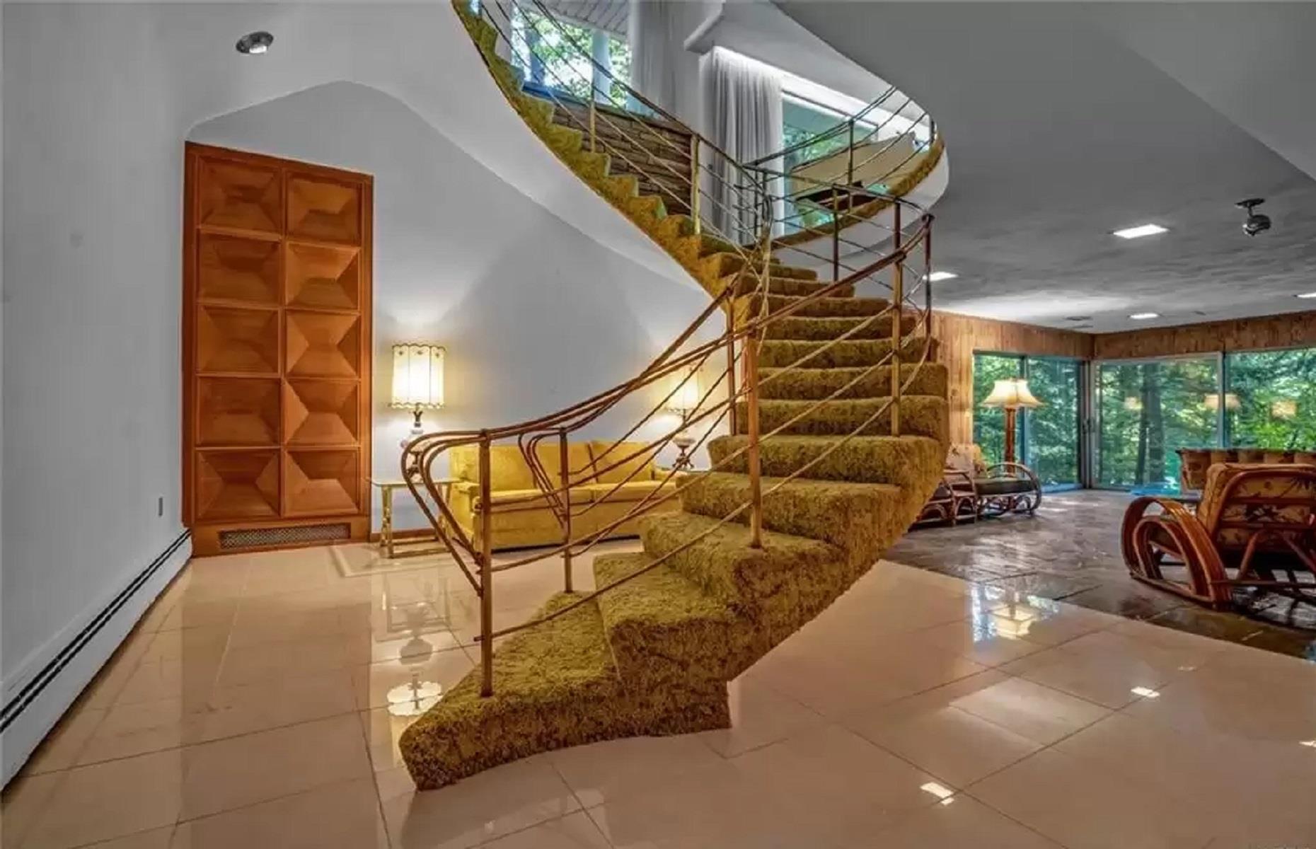Frank Lloyd Wright-inspired home, New York, USA