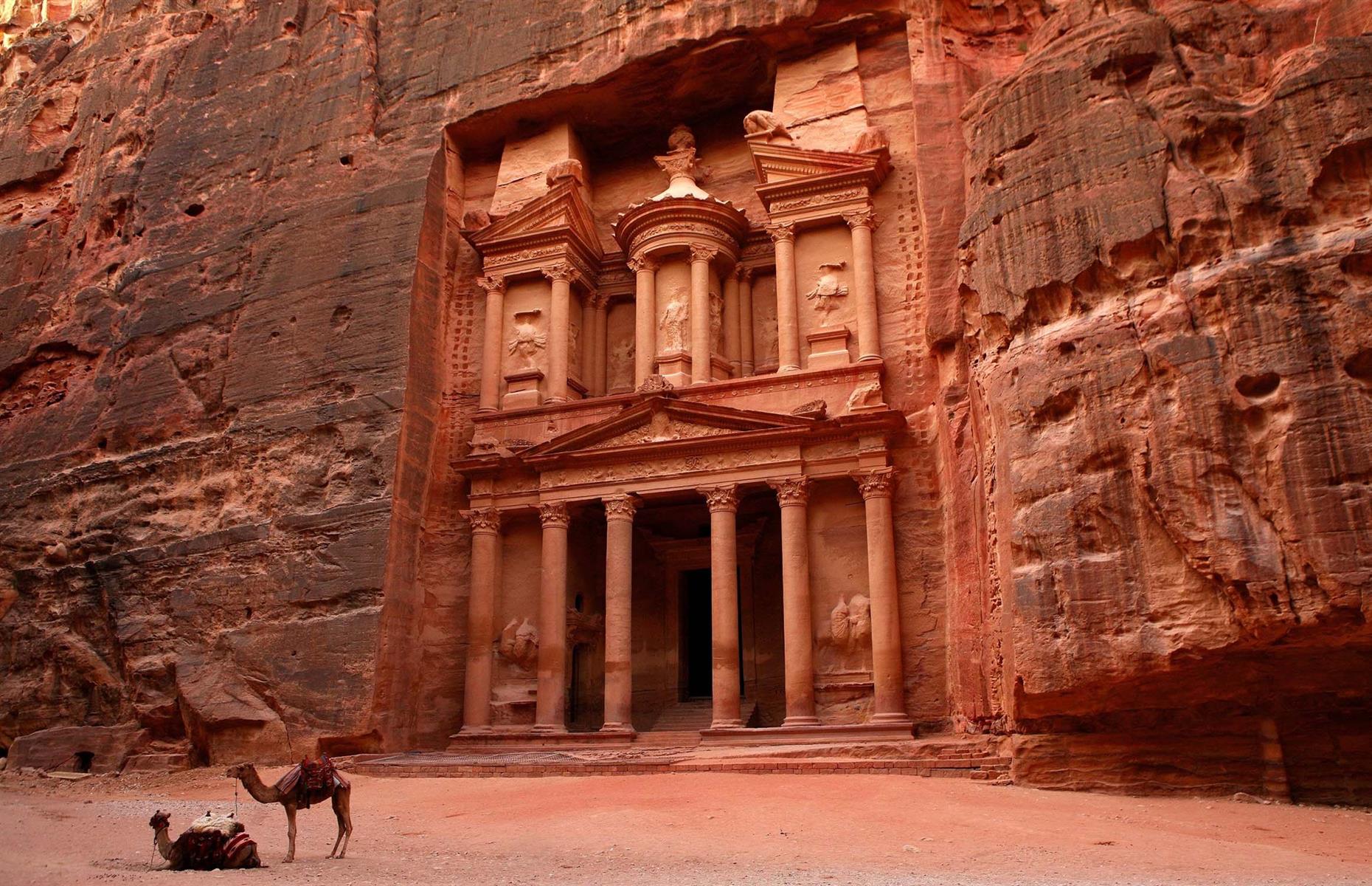 Edificios excavados en la roca, Petra, Jordania