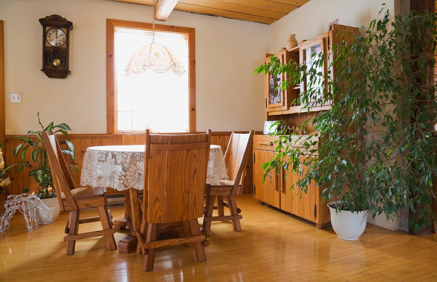 1982: characterful log interiors
