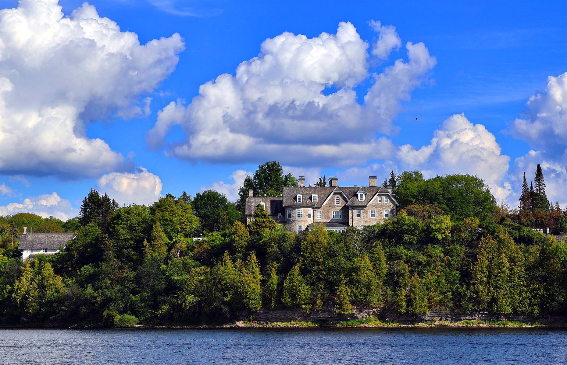 Uninhabitable official residence