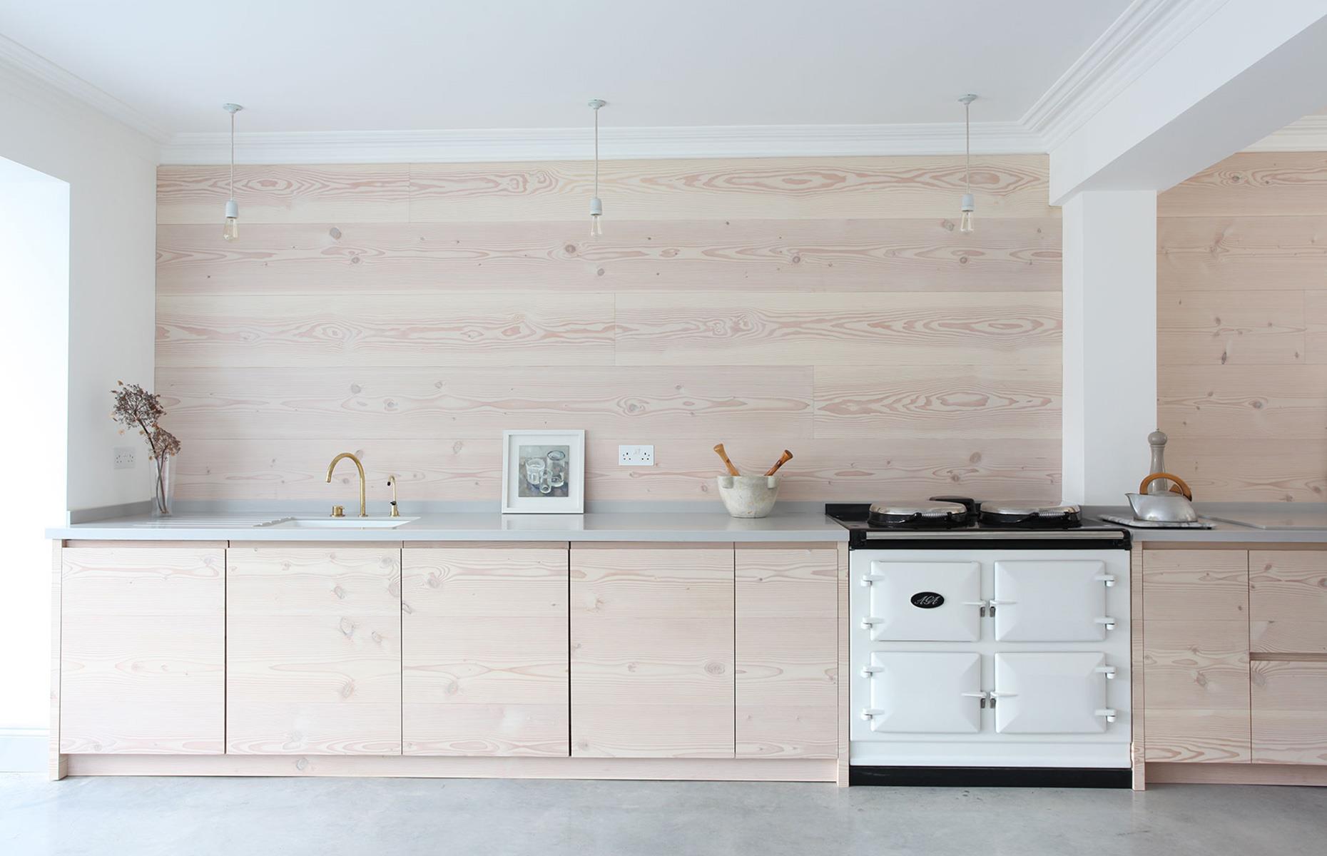 Отделка кухни ламинатом. 3d-панель Прима 1.75 м2 лиственница. Кухня из светлого дерева. Фартук для кухни без верхних шкафов. Ламинат на стену в кухне.