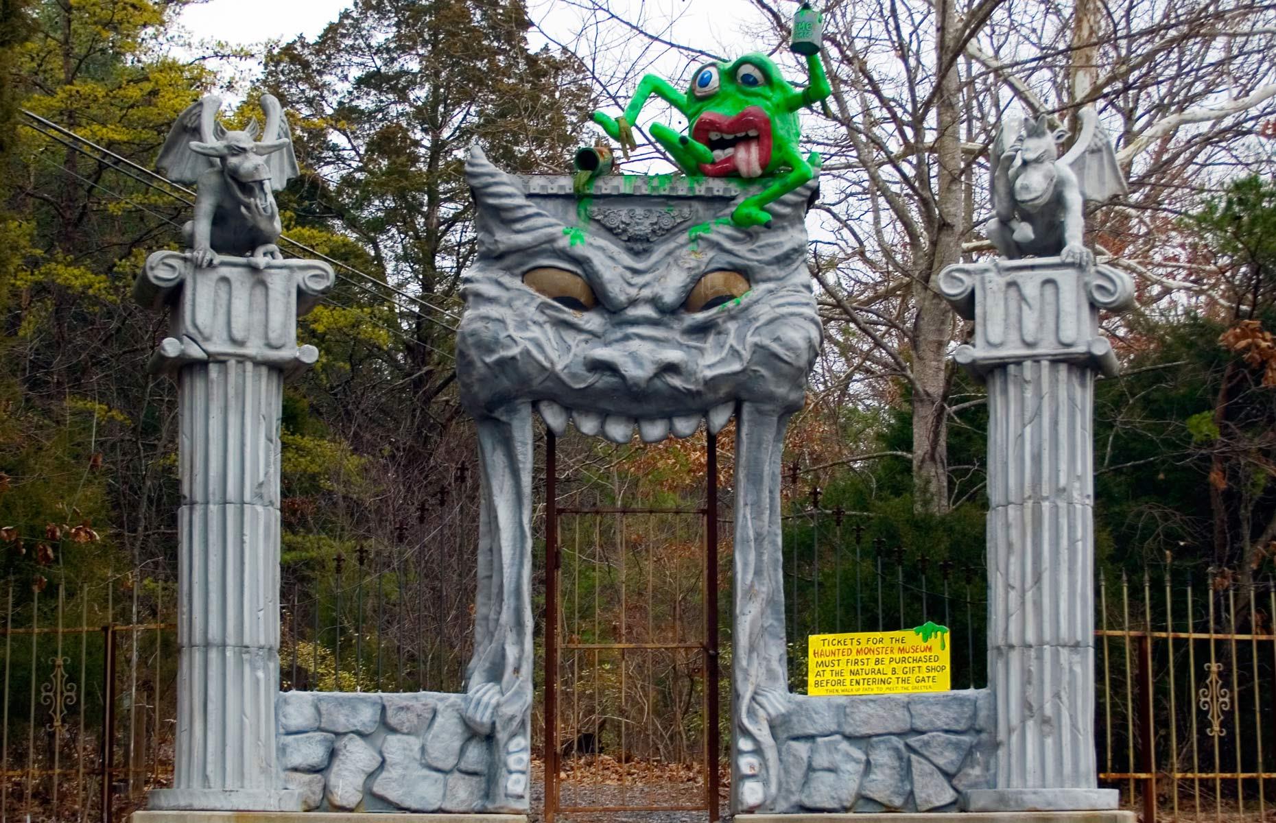 Virginia: Professor Cline's Haunted Monster Museum, Natural Bridge